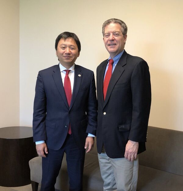 Встреча посла КР в США и Канаде Кадыра Токтогулова с послом по особым поручениям Государственного департамента США по вопросам международной религиозной свободы Сэмом Браунбеком Встреча посла КР в США и Канаде Кадыра Токтогулова с послом по особым поручениям Государственного департамента США по вопросам международной религиозной свободы Сэмом Браунбеком - Sputnik Кыргызстан