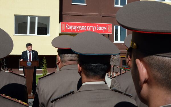 Глава страны поздравил военнослужащих с Днем Вооруженных сил Кыргызстана. Он подчеркнул, что за четверть века наша армия преодолела много трудностей. - Sputnik Кыргызстан