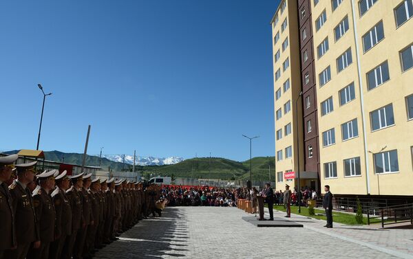 Президент Сооронбай Жээнбеков вручил ключи от квартир в новом доме для сотрудников Вооруженных сил Кыргызстана - Sputnik Кыргызстан