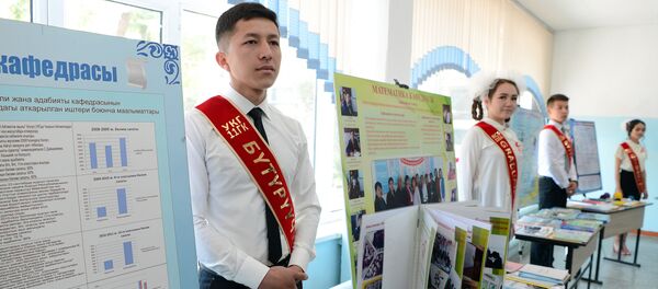 Торжественная линейка по случаю последнего звонка для учеников и выпускников гимназии № 5 в Бишкеке - Sputnik Кыргызстан