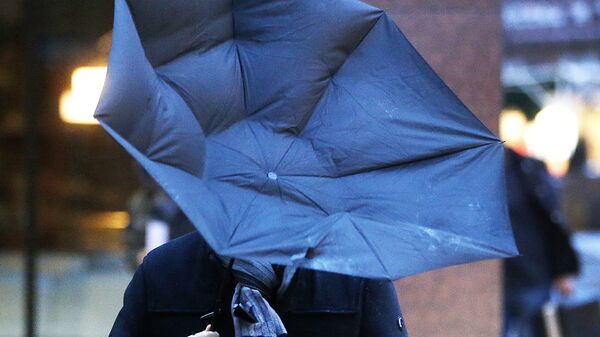 Человек держит зонтик во время сильного ветра. Архивное фото - Sputnik Кыргызстан