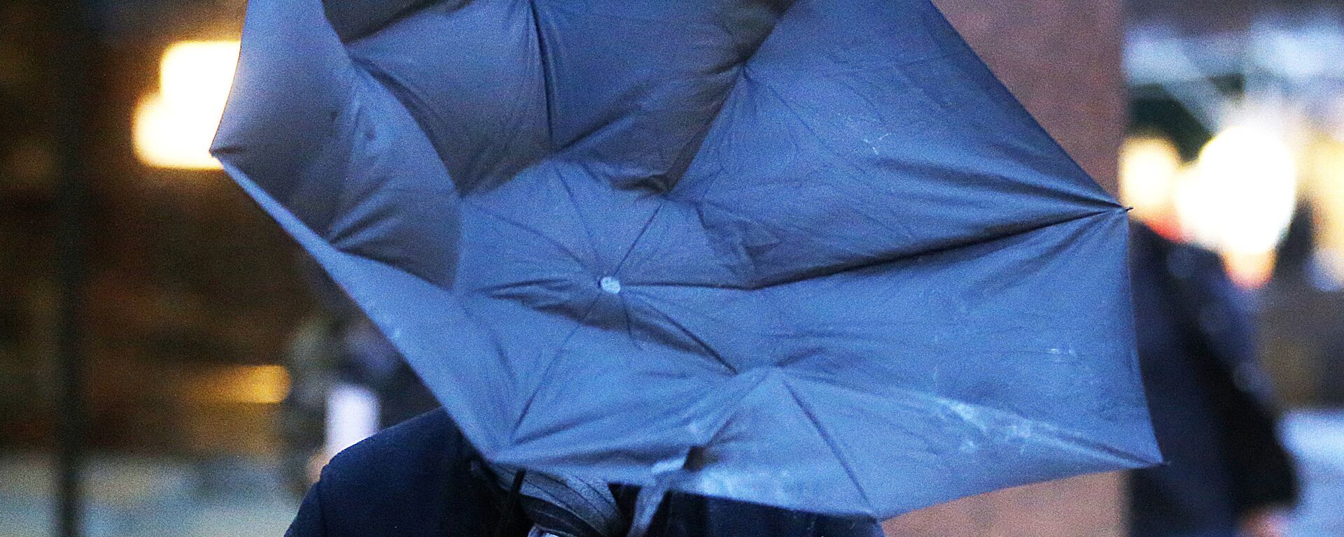 Шамал учурунда кол чатыр менен бара жаткан адам. Архив - Sputnik Кыргызстан, 1920, 30.12.2025