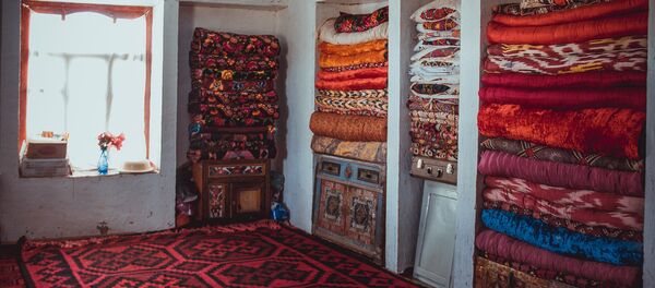 Мастерицы по изготовлению ковра из села Ак-Татыр Баткенской области - Sputnik Кыргызстан