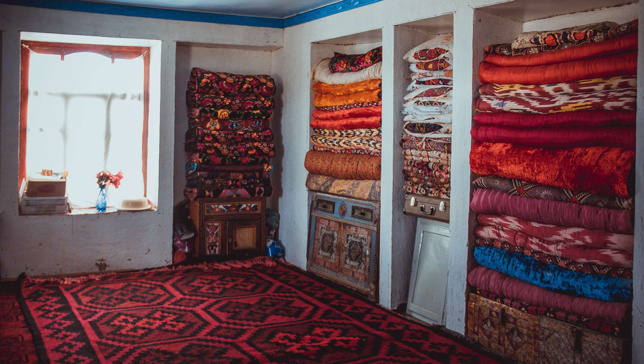 Дик сорып, теледидар көреді