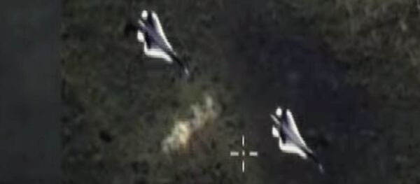 Истребитель Су-57 делает боевой разворот — видео с дрона - Sputnik Кыргызстан