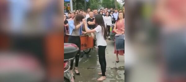 Все просто смотрели — китаянка избила любовницу мужа посреди улицы. Видео - Sputnik Кыргызстан