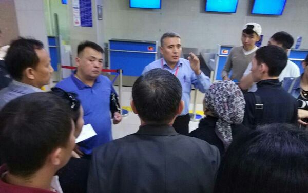 Как сообщил один из пассажиров Акынбек Эргешов, около 150 пассажиров с 15.00 ждут рейса. - Sputnik Кыргызстан