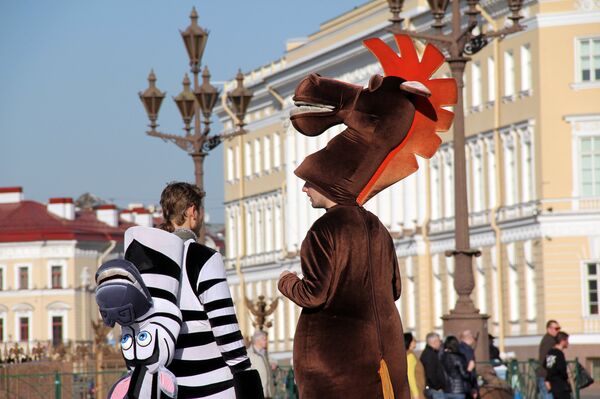 Ростовые куклы для фотографирования с туристами на улицах Санкт-Петербурга - Sputnik Кыргызстан