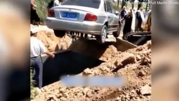 Машина вместо гроба — видео необычных похорон в Китае - Sputnik Кыргызстан