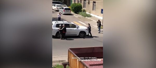 Бишкекте айдоочу маңдайындагы инспекторду бир нече метрге жөөлөдү. Видео - Sputnik Кыргызстан