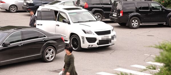 ЖКнын алдында жалаң Жиптер го! Депутаттардын автоунааларынын баасы канча? Видео - Sputnik Кыргызстан