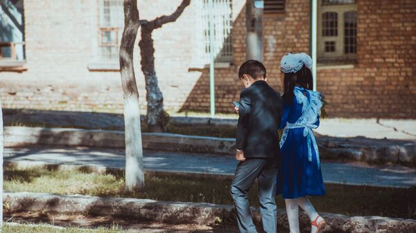 Школьники на территории школы. Архивное фото - Sputnik Кыргызстан