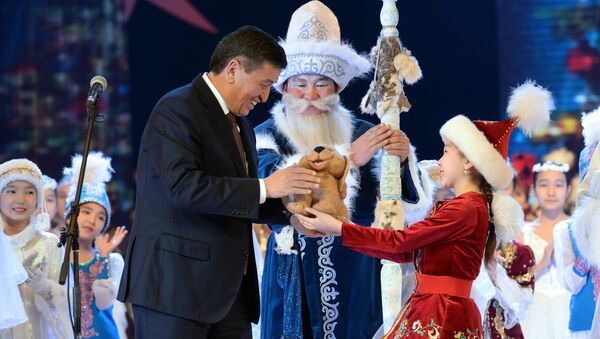 Президентская елка с участием Сооронбая Жээнбекова - Sputnik Кыргызстан