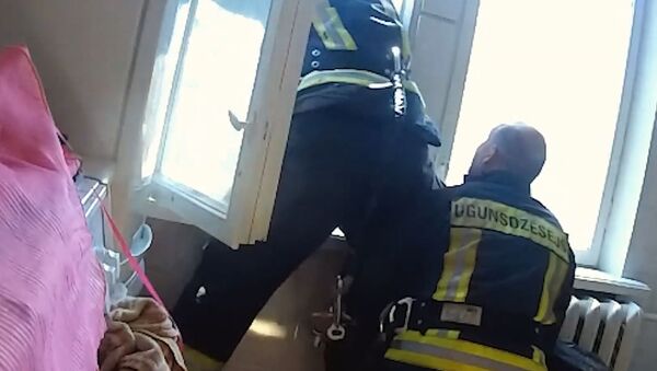 Пожарный на лету поймал выпавшего из окна человека — видео из Латвии - Sputnik Кыргызстан