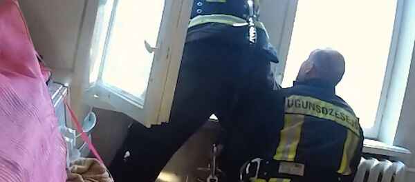 Пожарный на лету поймал выпавшего из окна человека — видео из Латвии - Sputnik Кыргызстан