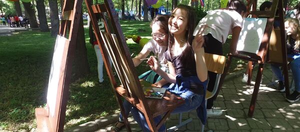 Бишкекте 15 миң бала катышкан өзгөчө майрамдык иш-чара өттү. Видео - Sputnik Кыргызстан