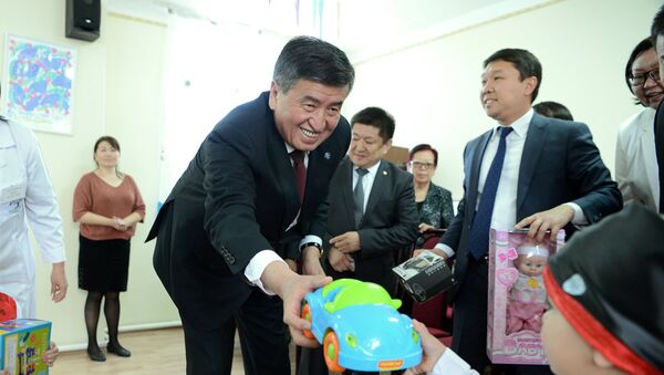 Президент Сооронбай Жээнбеков посетил бишкекский Дом ребенка - Sputnik Кыргызстан