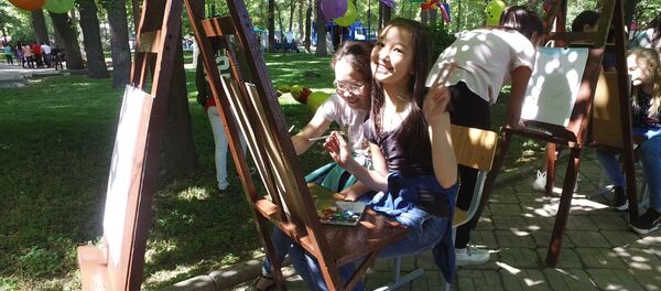 В центре Бишкека прошло мероприятие для 15 тысяч детей. Видео - Sputnik Кыргызстан