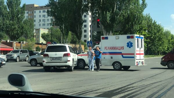 Столкновение автомобиля Lexus LX-570 и карета скорой помощи в Бишкеке - Sputnik Кыргызстан
