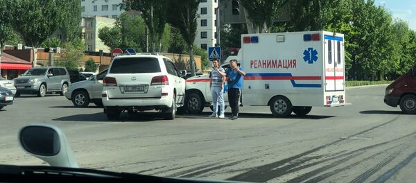 Столкновение автомобиля Lexus LX-570 и карета скорой помощи в Бишкеке Столкновение автомобиля Lexus LX-570 и карета скорой помощи в Бишкеке - Sputnik Кыргызстан