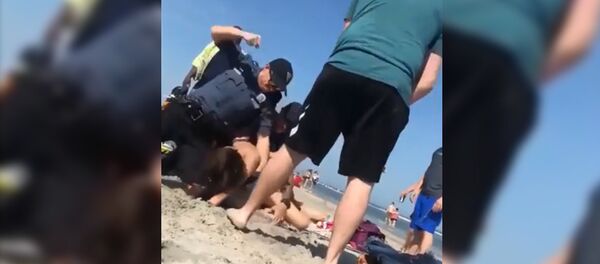 Полицейский жестоко избил девушку на глазах дочери — видео из США - Sputnik Кыргызстан