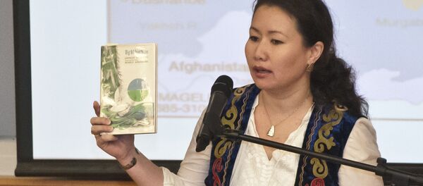 Кыргызстандык Акылай Байматова жазуучу Мар Байжиевдин версиясындагы Манас эпосун англис тилине которуп, китеп кылып чыгарды - Sputnik Кыргызстан