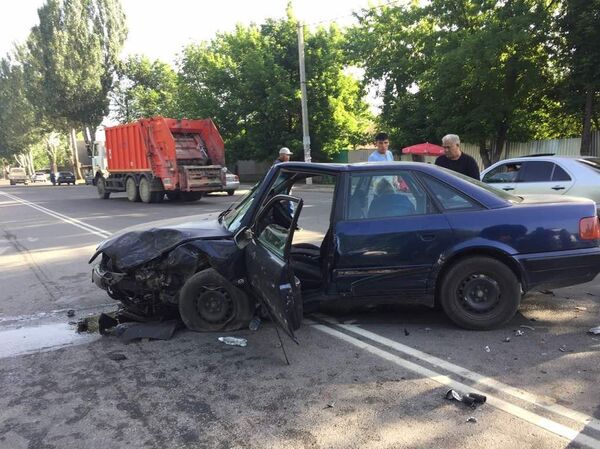 Последствия ДТП в Бишкеке Последствия ДТП в Бишкеке - Sputnik Кыргызстан