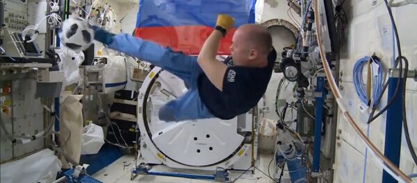 Официальным мячом ЧМ-2018 сыграли на МКС - Sputnik Кыргызстан
