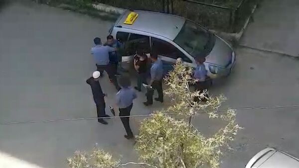 В Бишкеке сотрудники ГОМ-1 толпой наехали на таксиста — скандальное видео - Sputnik Кыргызстан