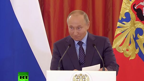Путин дважды прервал речь из-за плачущего ребенка. Видео - Sputnik Кыргызстан