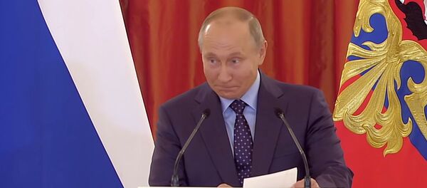 Путин дважды прервал речь из-за плачущего ребенка. Видео Путин дважды прервал речь из-за плачущего ребенка. Видео - Sputnik Кыргызстан