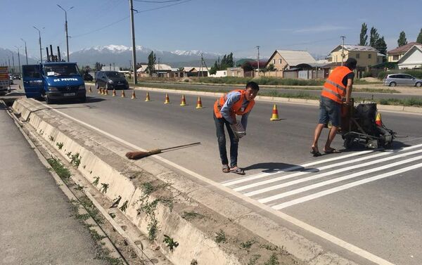 В первую очередь разметку нанесли на кольцевую дорогу возле Бишкекского научно-исследовательского центра травматологии и ортопедии. - Sputnik Кыргызстан