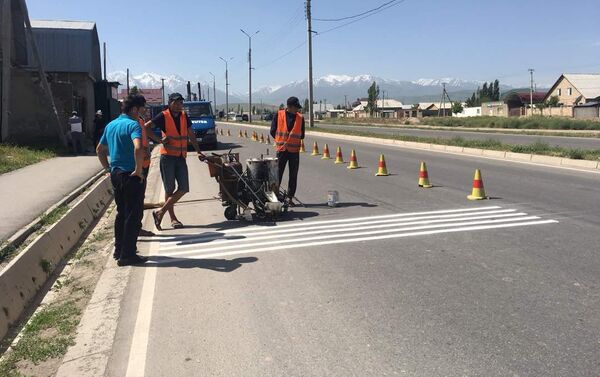 В Бишкеке начали наносить специальную шумовую дорожную разметку на новое асфальтовое покрытие - Sputnik Кыргызстан