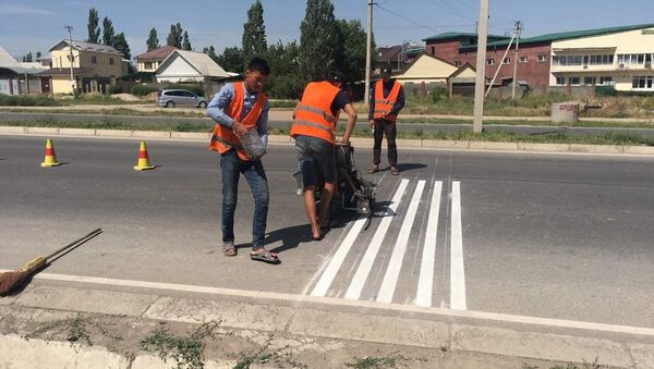 Специальная шумовая дорожная разметка в Бишкеке - Sputnik Кыргызстан