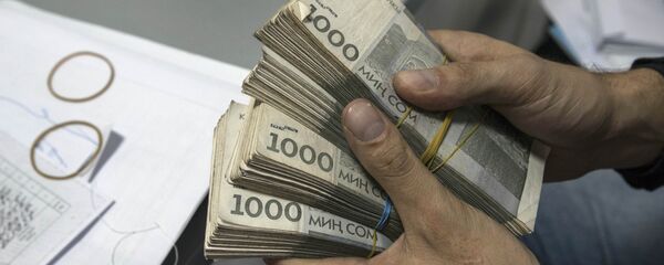 Акча кармап турган адам. Архив Акча кармап турган адам. Архив - Sputnik Кыргызстан