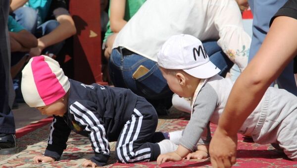 Соревнования среди младенцев по ползанию в Оше - Sputnik Кыргызстан