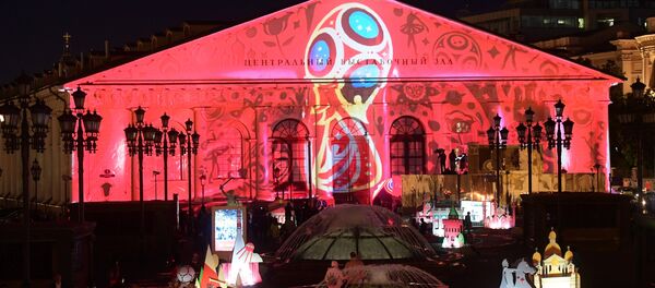 Световое шоу на здании ЦВЗ Манеж, посвященное ЧМ-2018 по футболу - Sputnik Кыргызстан