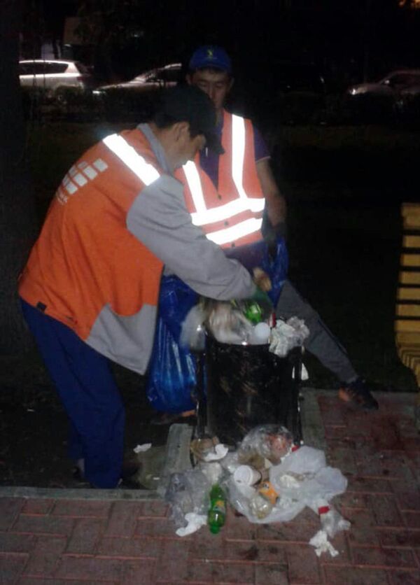 Уборка после празднования Дня защиты детей в Бишкеке - Sputnik Кыргызстан