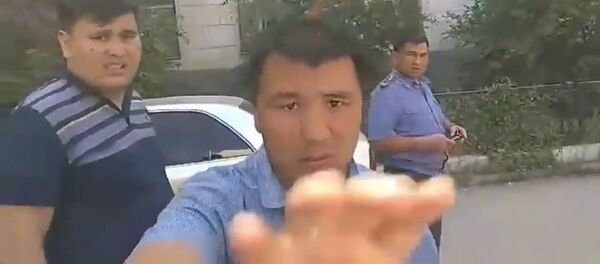 Күбөгө милиция менен таксисттин жаңжалын тартпа деп тоскоолдук кылышты. Видео - Sputnik Кыргызстан