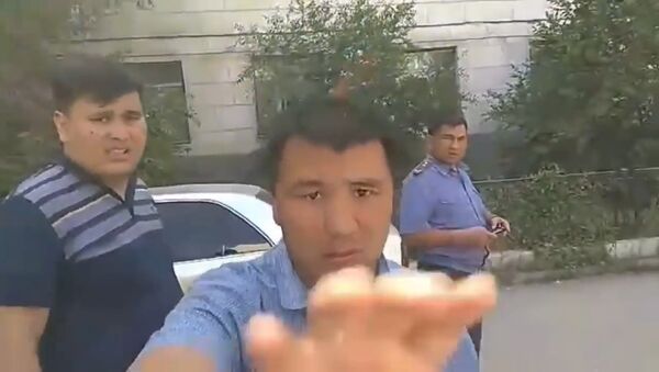Күбөгө милиция менен таксисттин жаңжалын тартпа деп тоскоолдук кылышты. Видео - Sputnik Кыргызстан