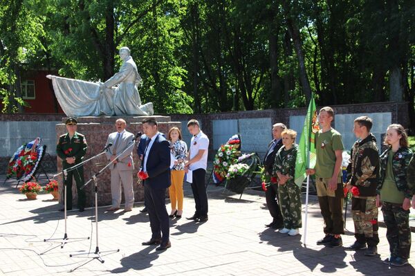 Церемония передачи диппредставителям Кыргызстана контейнера с землей из братской могилы, где в годы ВОВ был похоронен советский солдат Сатыбалды Джамангызов - Sputnik Кыргызстан