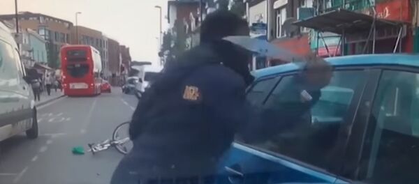 Аз жерден бычактап кое жаздады. Лондондо эреже бузган айдоочунунун ажалдан калган видеосу Аз жерден бычактап кое жаздады. Лондондо эреже бузган айдоочунунун ажалдан калган видеосу - Sputnik Кыргызстан