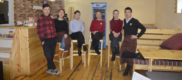 Владелец и сотрудники кафе Kulturcafe Нарын в городе Нарын Владелец и сотрудники кафе Kulturcafe Нарын в городе Нарын - Sputnik Кыргызстан