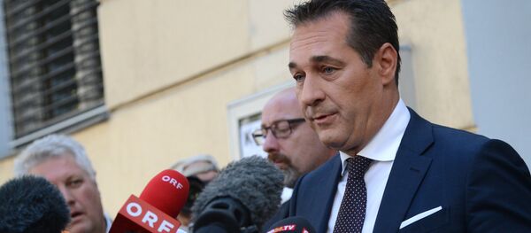 Архивное фото вице-канцлера Австрии и лидера правонационалистической Австрийской партии свободы Хайнц-Кристиана Штраха Архивное фото вице-канцлера Австрии и лидера правонационалистической Австрийской партии свободы Хайнц-Кристиана Штраха - Sputnik Кыргызстан