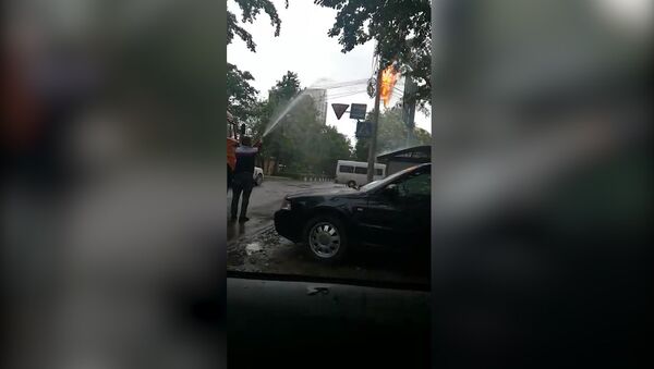 Машиной для поливки растений тушили пожар в Бишкеке — видео очевидца - Sputnik Кыргызстан
