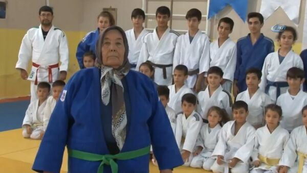 Бабушка открыла для себя дзюдо в 80 лет — видео из Турции - Sputnik Кыргызстан