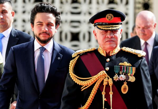 Король Иордании Абдалла II в сопровождении наследного принца Хусейна ибн Абдаллы II - Sputnik Кыргызстан