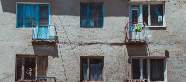 Балкон многоэтажного жилого дома. Архивное фото - Sputnik Кыргызстан