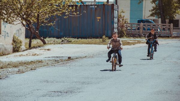 Айдаркен айылында велосипед тээп жүгөн балдар. Архив - Sputnik Кыргызстан
