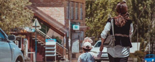 Кызын жетелеп бараткан аял. Архив - Sputnik Кыргызстан